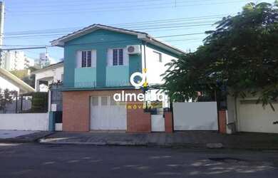 Imagem: A casa possui 5 Dormitórios, 3 Banheiros, 1 Vaga na garagem