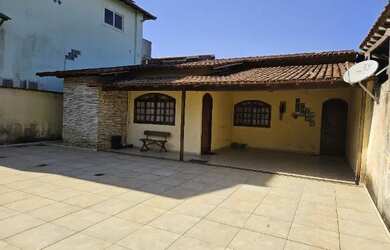 Imagem: A casa possui 3 Dormitórios, 3 Banheiros, 4 Vagas na garagem