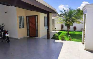 Imagem: A casa possui 3 Dormitórios, 2 Banheiros, 4 Vagas na garagem