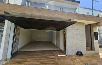 Imagem: A casa possui 3 Dormitórios, 5 Banheiros, 2 Vagas na garagem