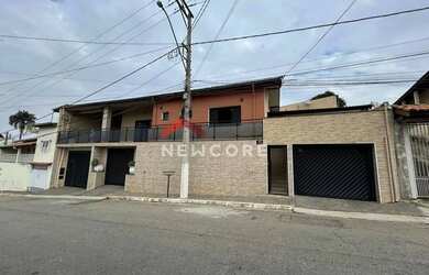 Imagem: A casa possui 3 Dormitórios, 2 Banheiros, 5 Vagas na garagem