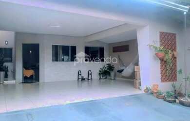 Imagem: A casa possui 3 Dormitórios, 2 Banheiros, 3 Vagas na garagem