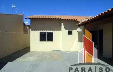 Imagem: A casa possui 2 Dormitórios, 1 Banheiro, 2 Vagas na garagem