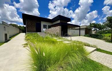 Imagem: A casa em condomínio possui 4 Dormitórios, 2 Banheiros, 4