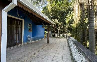 Imagem: A casa possui 3 Dormitórios, 2 Banheiros, 2 Vagas na garagem