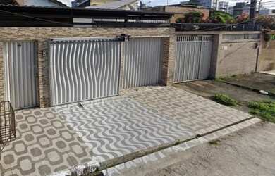 Imagem: A casa possui 5 Dormitórios, 3 Banheiros, 2 Vagas na garagem