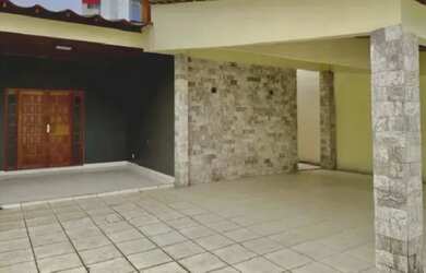 Imagem: A casa possui 3 Dormitórios, 2 Banheiros, 2 Vagas na garagem