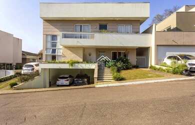 Imagem: A casa em condomínio possui 4 Dormitórios, 5 Banheiros, 5