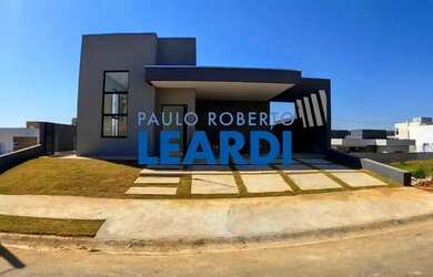 Imagem: A casa possui 3 Dormitórios, 4 Banheiros, 2 Vagas na garagem