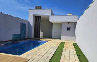 Imagem: A casa possui 2 Dormitórios, 3 Banheiros, 4 Vagas na garagem