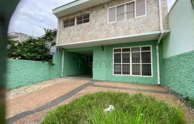 Imagem: A casa possui 3 Dormitórios, 3 Banheiros, 4 Vagas na garagem