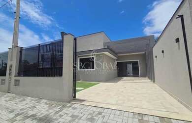 Imagem: A casa possui 3 Dormitórios, 3 Banheiros, 2 Vagas na garagem