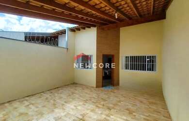 Imagem: A casa possui 3 Dormitórios, 2 Banheiros, 2 Vagas na garagem