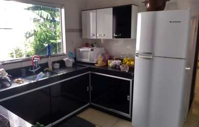 Imagem: A casa possui 5 Dormitórios, 2 Banheiros, 2 Vagas na garagem