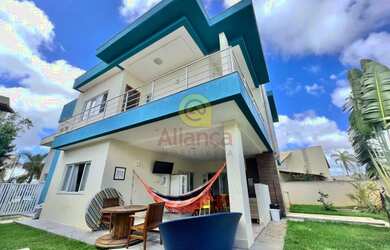 Imagem: A casa possui 4 Dormitórios, 5 Banheiros, 2 Vagas na garagem