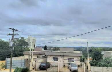 Imagem: A casa possui 2 Dormitórios, 2 Banheiros, 2 Vagas na garagem