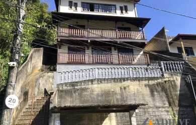 Imagem: A casa possui 4 Dormitórios, 3 Banheiros e 360m² de Área