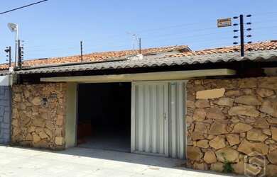 Imagem: A casa possui 3 Dormitórios, 3 Banheiros, 2 Vagas na garagem