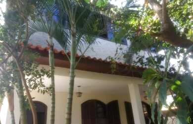 Imagem: A casa possui 3 Dormitórios, 3 Banheiros, 4 Vagas na garagem