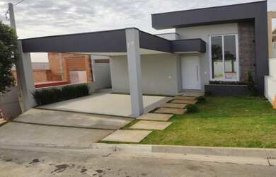 Imagem: A casa possui 3 Dormitórios, 2 Banheiros, 2 Vagas na garagem