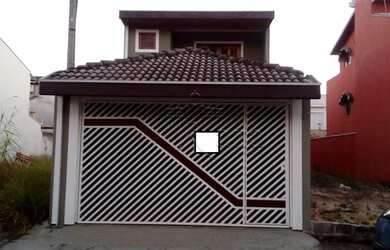 Imagem: A casa possui 3 Dormitórios, 1 Banheiro, 2 Vagas na garagem