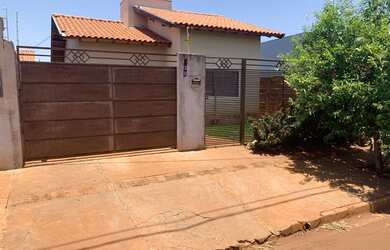 Imagem: A casa possui 2 Dormitórios, 1 Banheiro, 2 Vagas na garagem