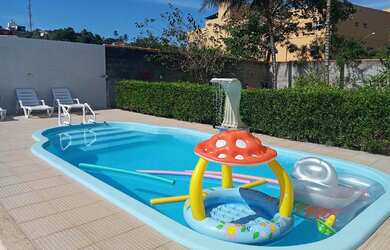 Imagem: A casa possui 3 Dormitórios, 2 Banheiros e 4 Vagas na garagem