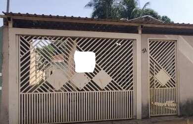 Imagem: A casa possui 2 Dormitórios, 1 Banheiro, 2 Vagas na garagem