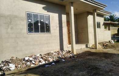 Imagem: A casa possui 2 Dormitórios, 2 Banheiros, 2 Vagas na garagem