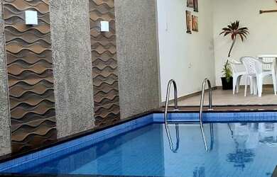 Imagem: A casa possui 4 Dormitórios, Acomodam 20 pessoas, 4 Vagas na