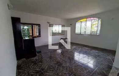 Imagem: A casa possui 3 Dormitórios, 3 Banheiros, 2 Vagas na garagem