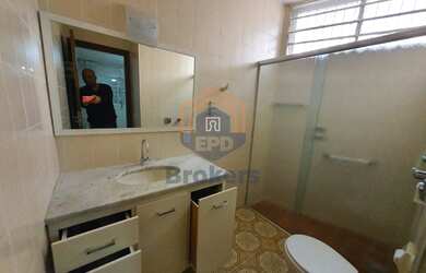 Imagem: A casa possui 3 Dormitórios, 3 Banheiros, 4 Vagas na garagem