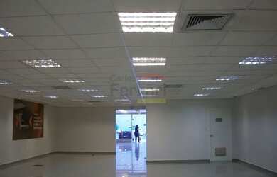 Imagem: O depósito possui 3 Vagas na garagem, 700m² de Área e está