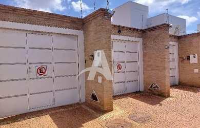Imagem: A casa possui 1 Dormitório, 2 Banheiros, 1 Vaga na garagem