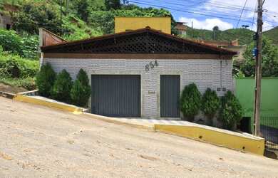 Imagem: A casa possui 5 Dormitórios, 3 Banheiros, 2 Vagas na garagem