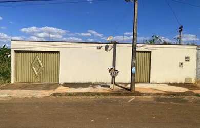 Imagem: A casa possui 2 Dormitórios, 1 Banheiro, 1 Vaga na garagem