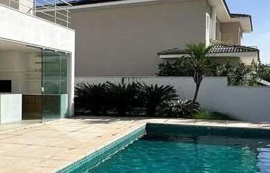 Imagem: A casa possui 3 Dormitórios, 4 Banheiros, 4 Vagas na garagem