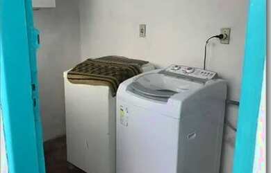 Imagem: A casa possui 3 Dormitórios, 1 Banheiro, 2 Vagas na garagem