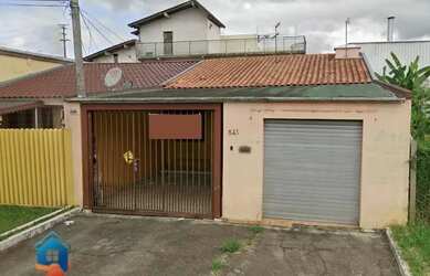 Imagem: A casa possui 3 Dormitórios, 2 Banheiros, 1 Vaga na garagem