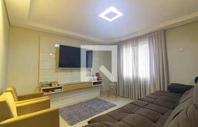 Imagem: A casa possui 3 Dormitórios, 3 Banheiros, 4 Vagas na garagem