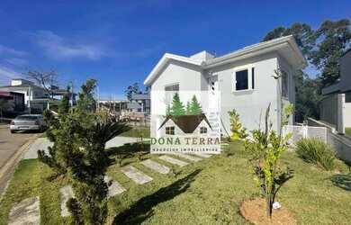 Imagem: A casa em condomínio possui 4 Dormitórios, 4 Banheiros, 4