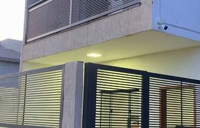 Imagem: A casa possui 3 Dormitórios, 4 Banheiros, 4 Vagas na garagem