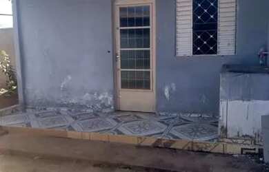 Imagem: A casa possui 1 Dormitório, 1 Banheiro, 1 Vaga na garagem