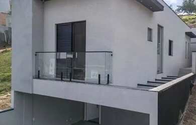 Imagem: A casa em condomínio possui 3 Dormitórios, 2 Banheiros, 2