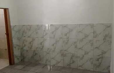 Imagem: A casa possui 1 Dormitório, 1 Banheiro, 1 Vaga na garagem e