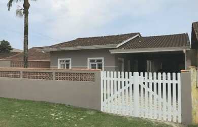 Imagem: A casa possui 3 Dormitórios, 2 Banheiros, 3 Vagas na garagem