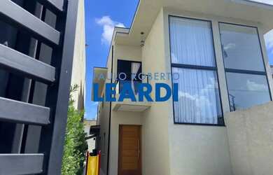 Imagem: A casa possui 3 Dormitórios, 4 Banheiros, 2 Vagas na garagem