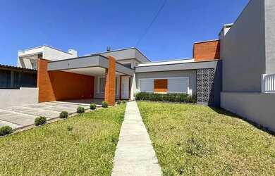 Imagem: A casa possui 4 Dormitórios, 2 Banheiros, 2 Vagas na garagem