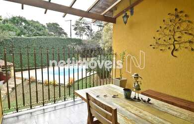 Imagem: A casa possui 4 Dormitórios, 4 Banheiros, 5 Vagas na garagem