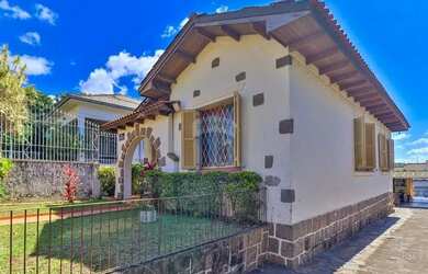 Imagem 2: Espaço, Sol e Tradição Casa Clássica com 6 Dormitórios em Terreno...